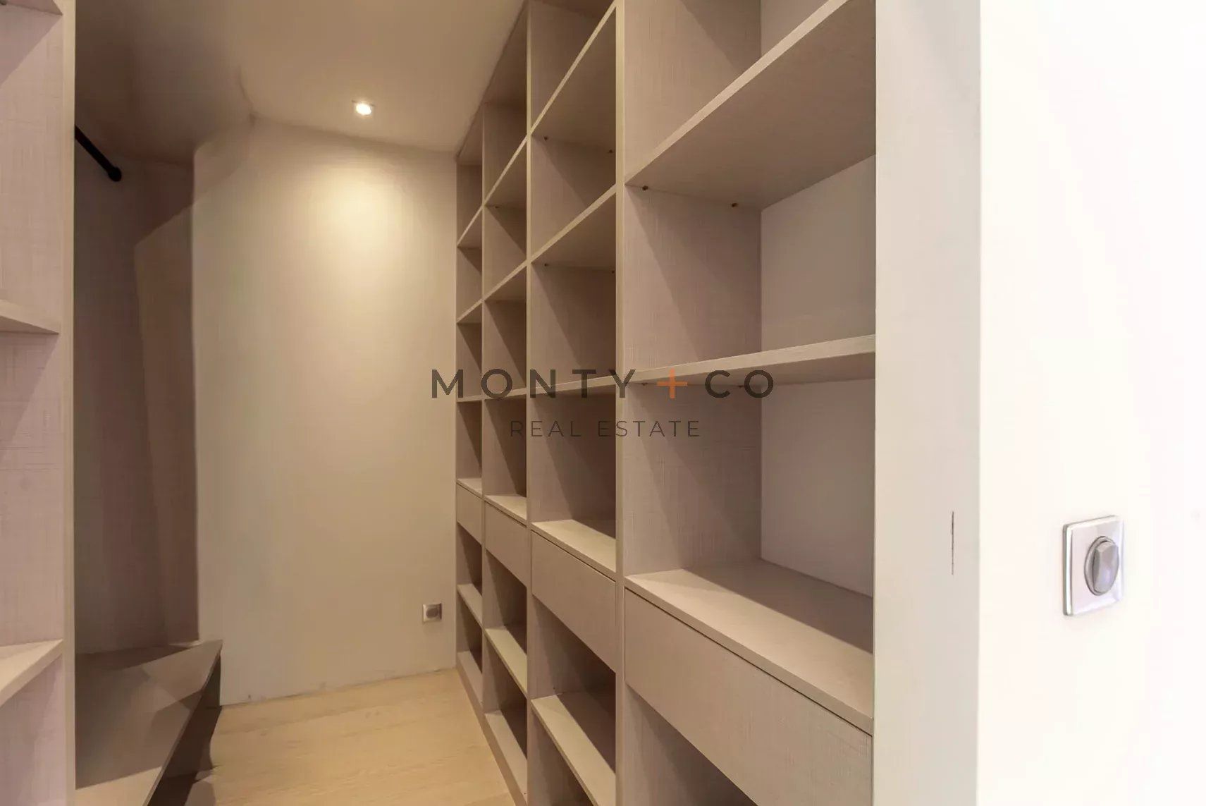 apartment 4 Rooms for sale on Roquebrune-Cap-Martin (06190)