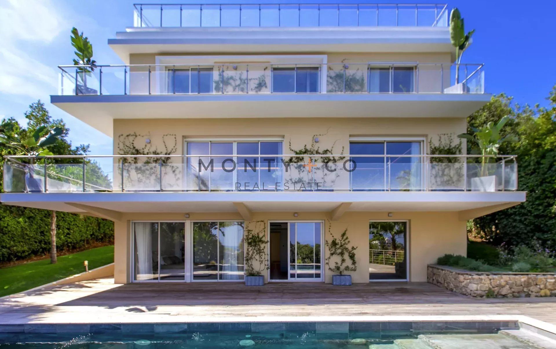 villa 10 Rooms for sale on Antibes (06160)