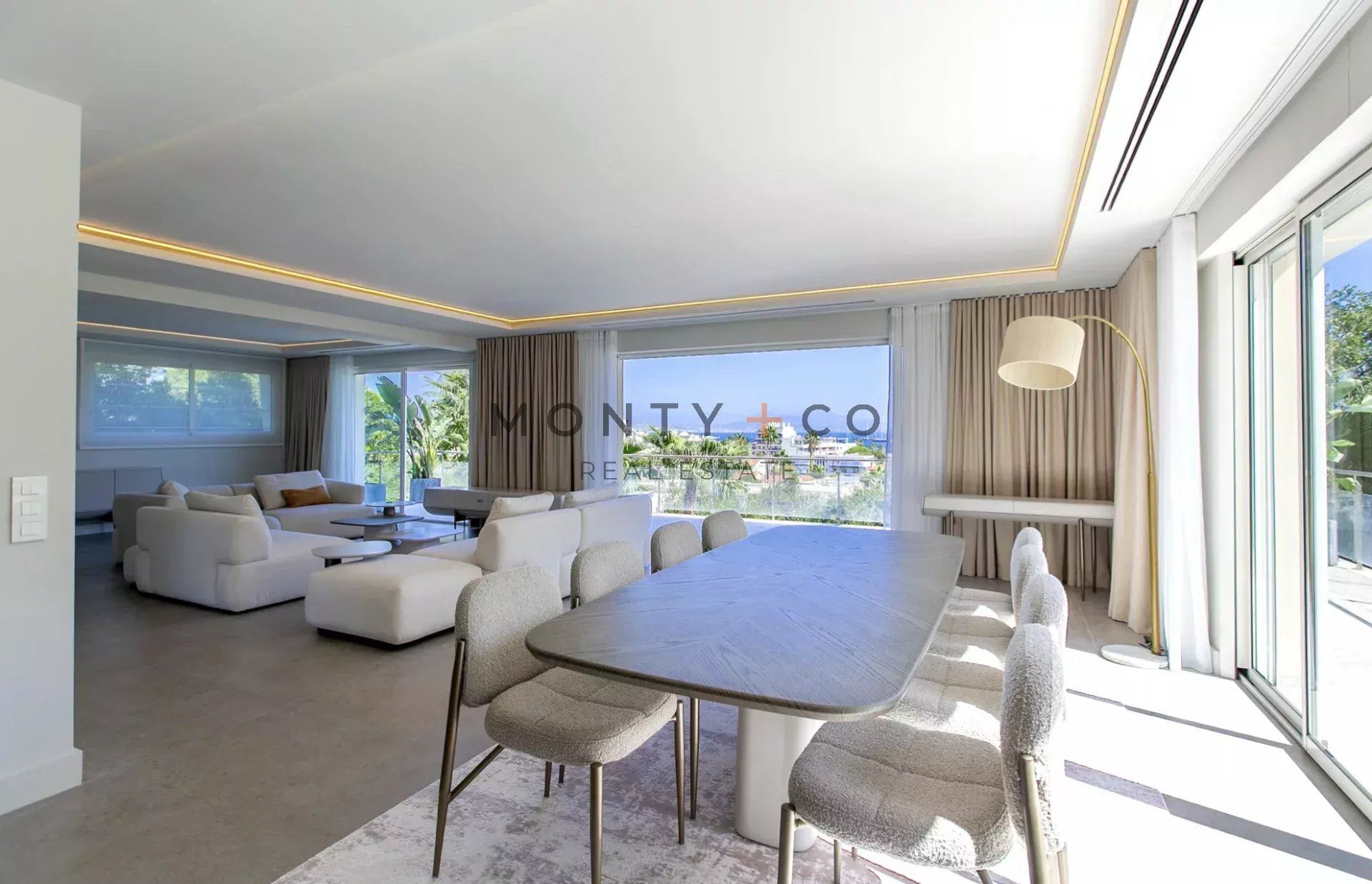 villa 10 Rooms for sale on Antibes (06160)