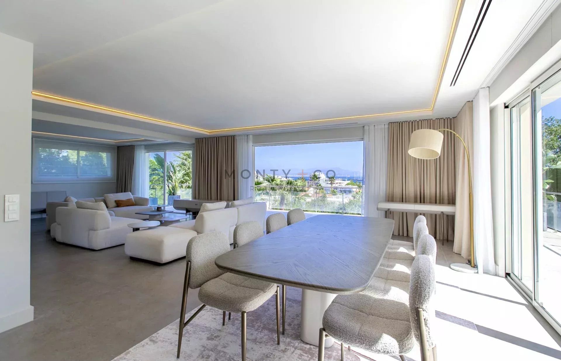 villa 10 Rooms for sale on Antibes (06160)