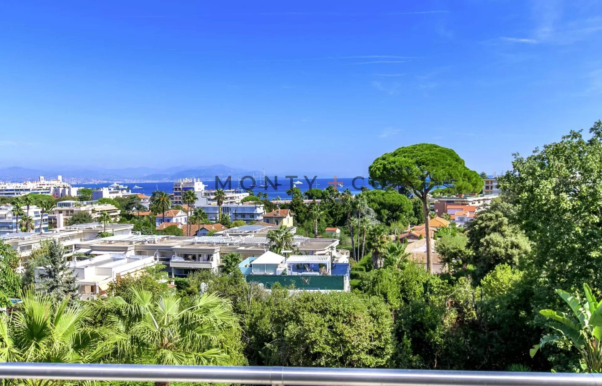 villa 10 Rooms for sale on Antibes (06160)