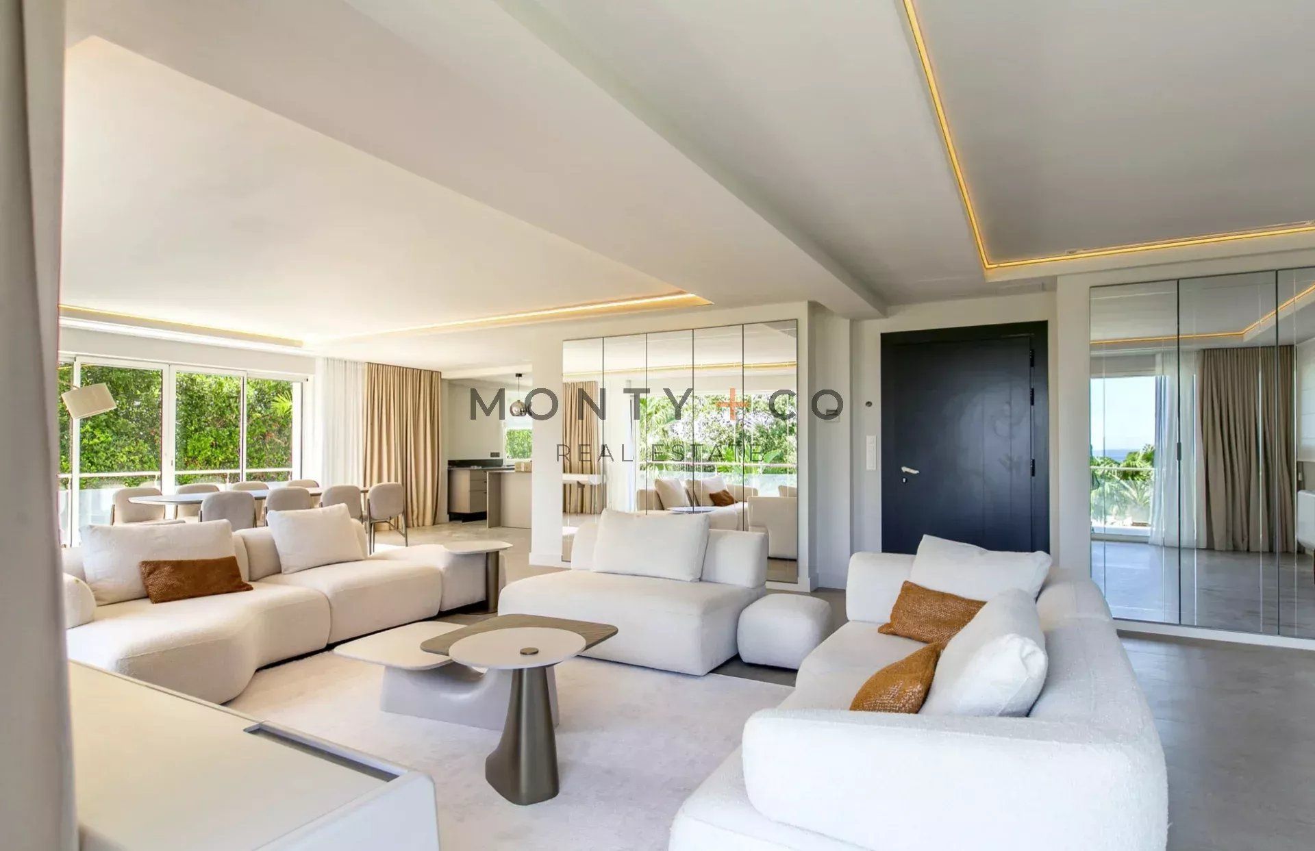 villa 10 Rooms for sale on Antibes (06160)