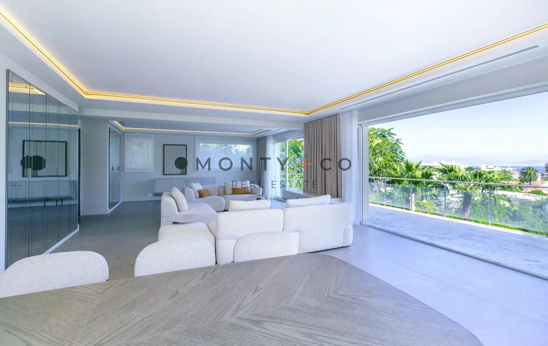 villa 10 Rooms for sale on Antibes (06160)