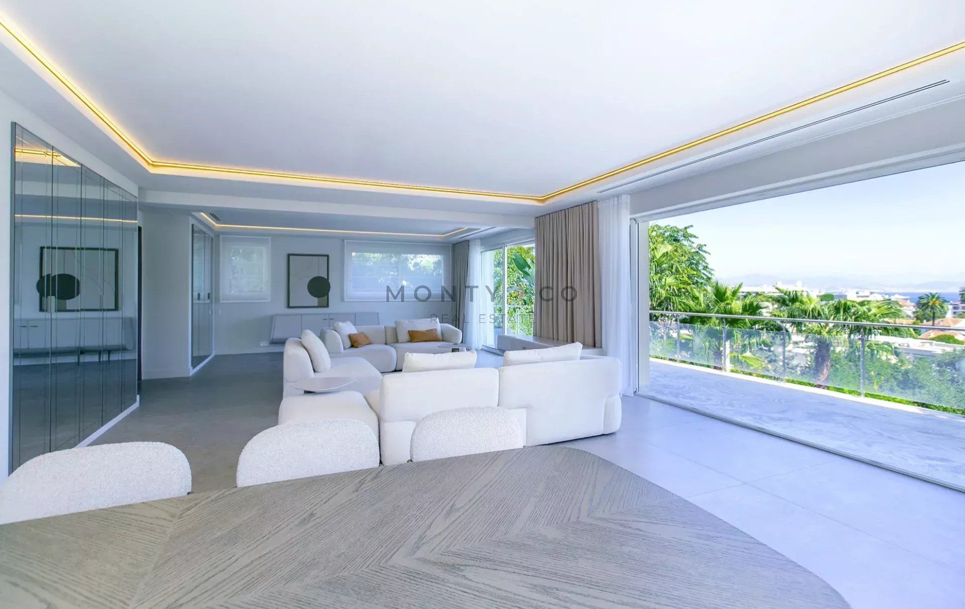 villa 10 Rooms for sale on Antibes (06160)