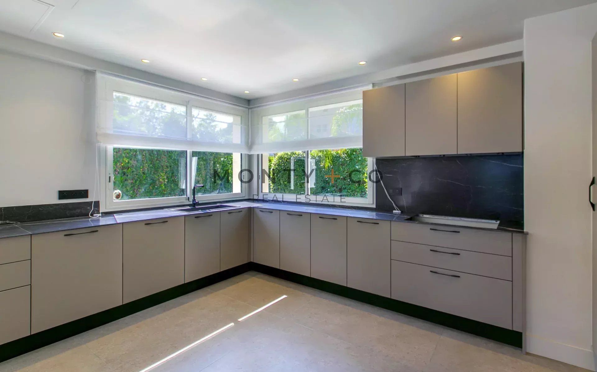 villa 10 Rooms for sale on Antibes (06160)