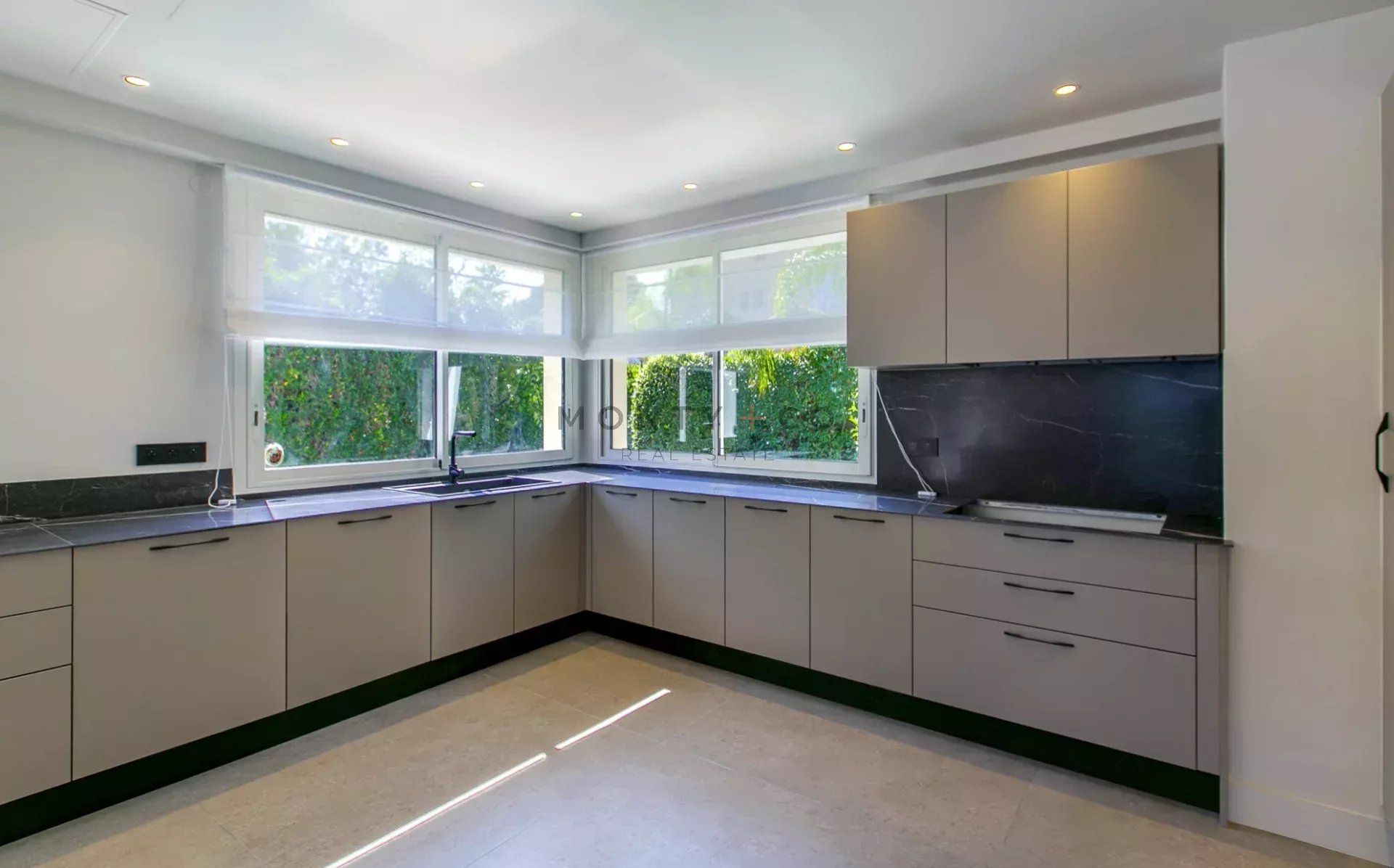 villa 10 Rooms for sale on Antibes (06160)