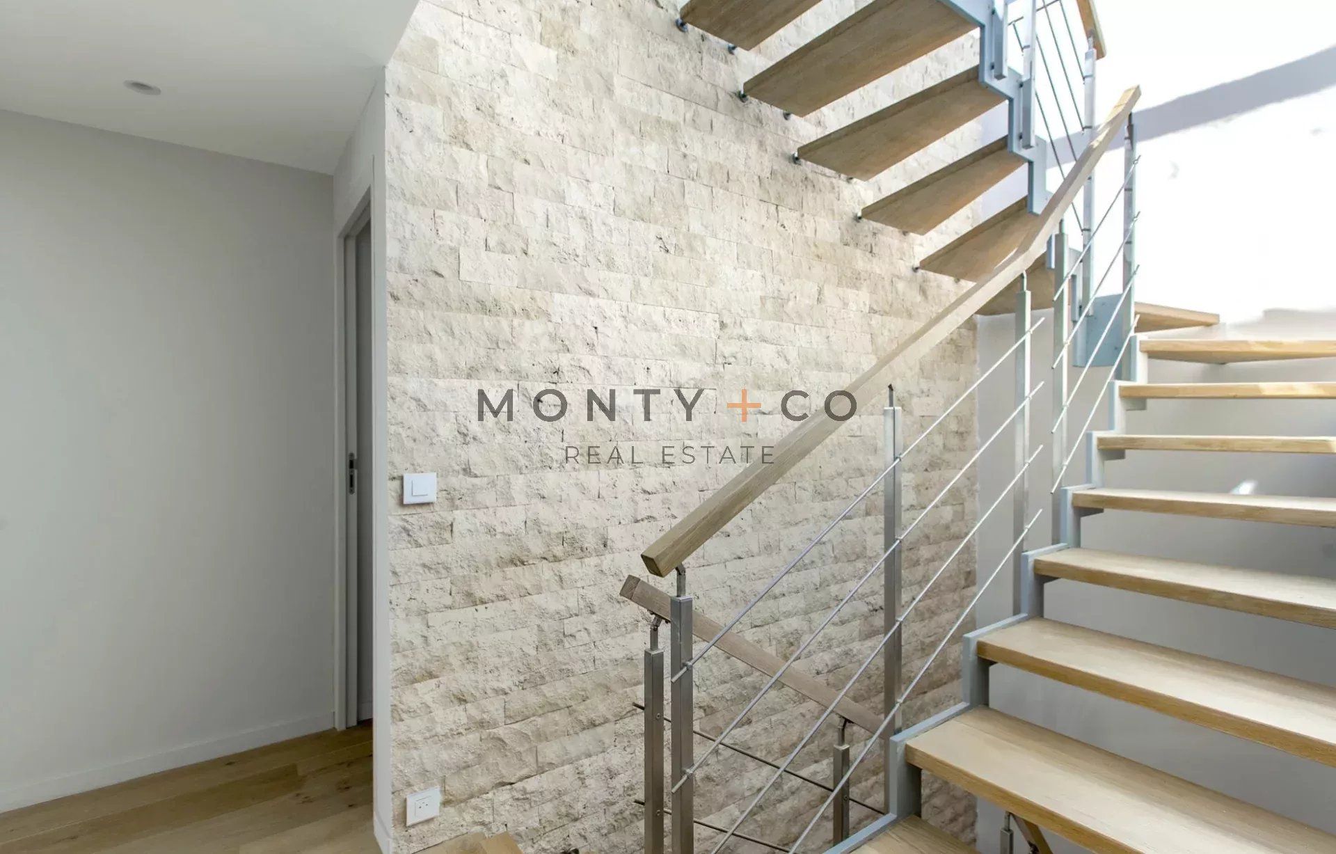 villa 10 Rooms for sale on Antibes (06160)