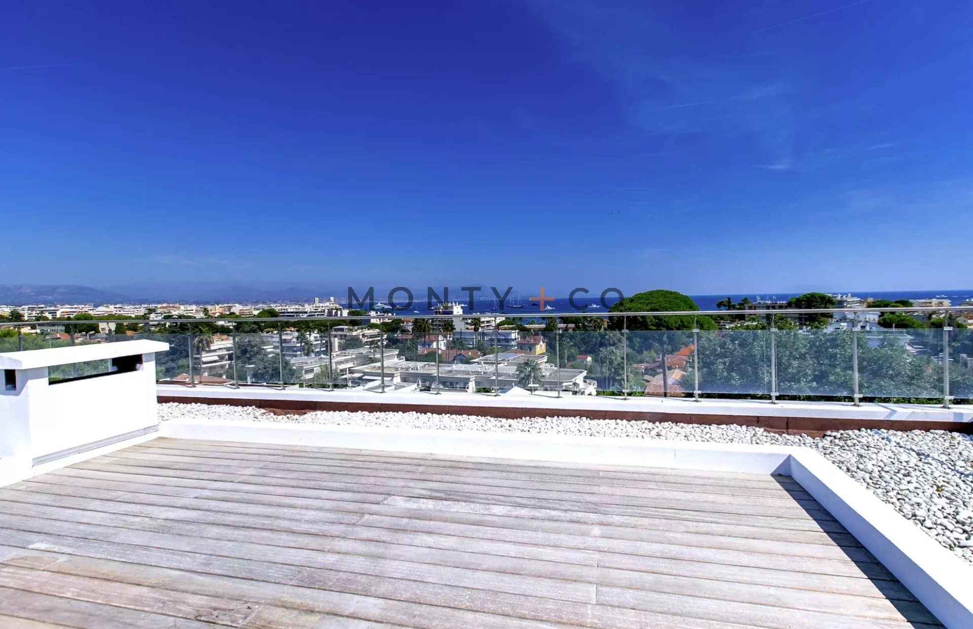 villa 10 Rooms for sale on Antibes (06160)