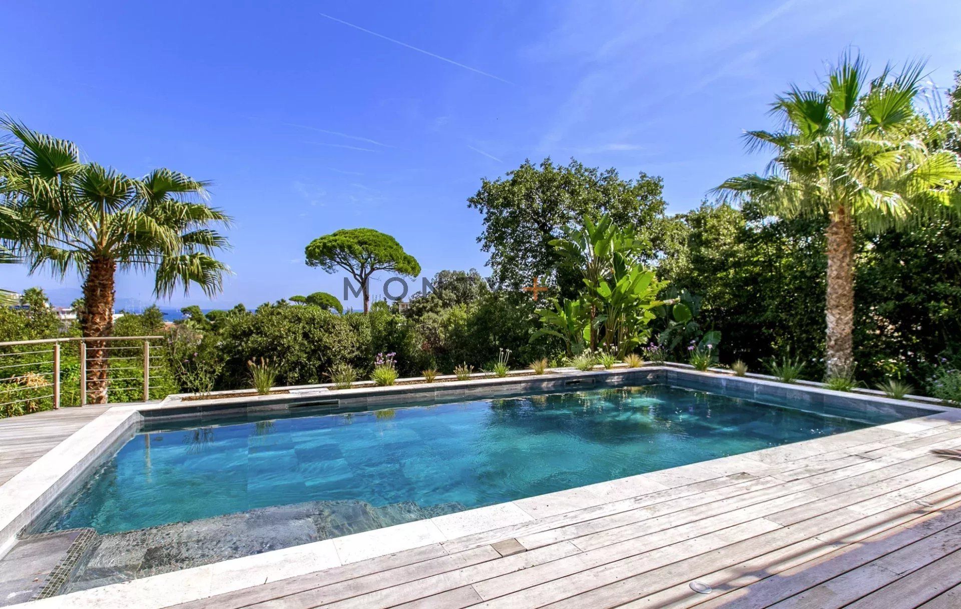 villa 10 Rooms for sale on Antibes (06160)