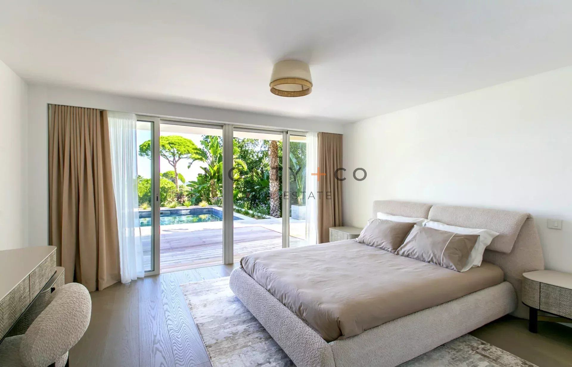 villa 10 Rooms for sale on Antibes (06160)