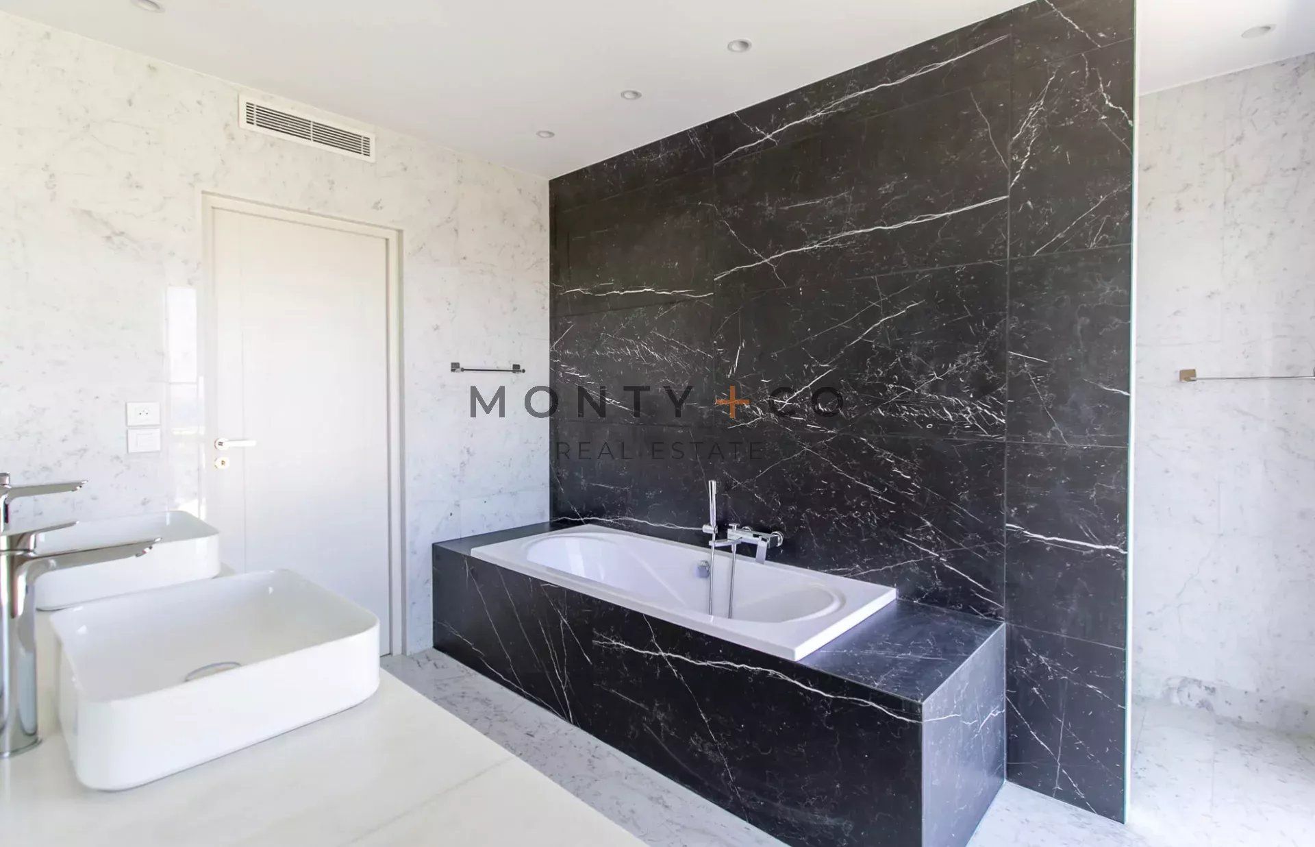 villa 10 Rooms for sale on Antibes (06160)