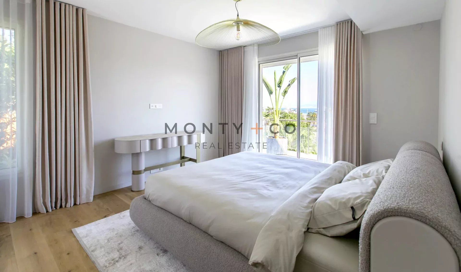 villa 10 Rooms for sale on Antibes (06160)