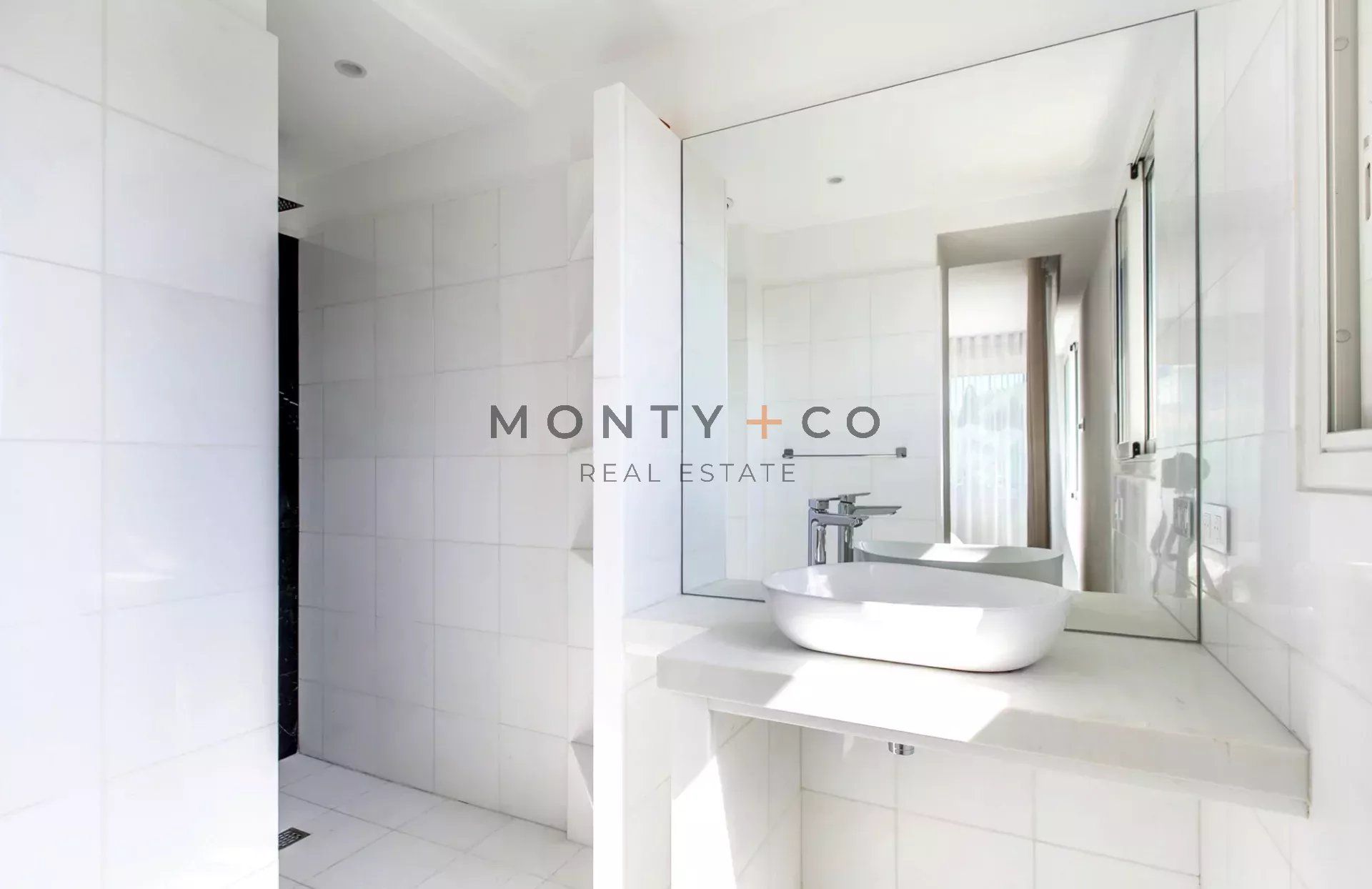 villa 10 Rooms for sale on Antibes (06160)