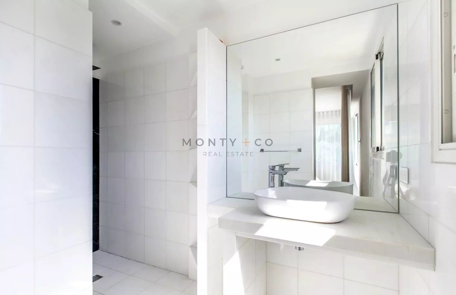 villa 10 Rooms for sale on Antibes (06160)