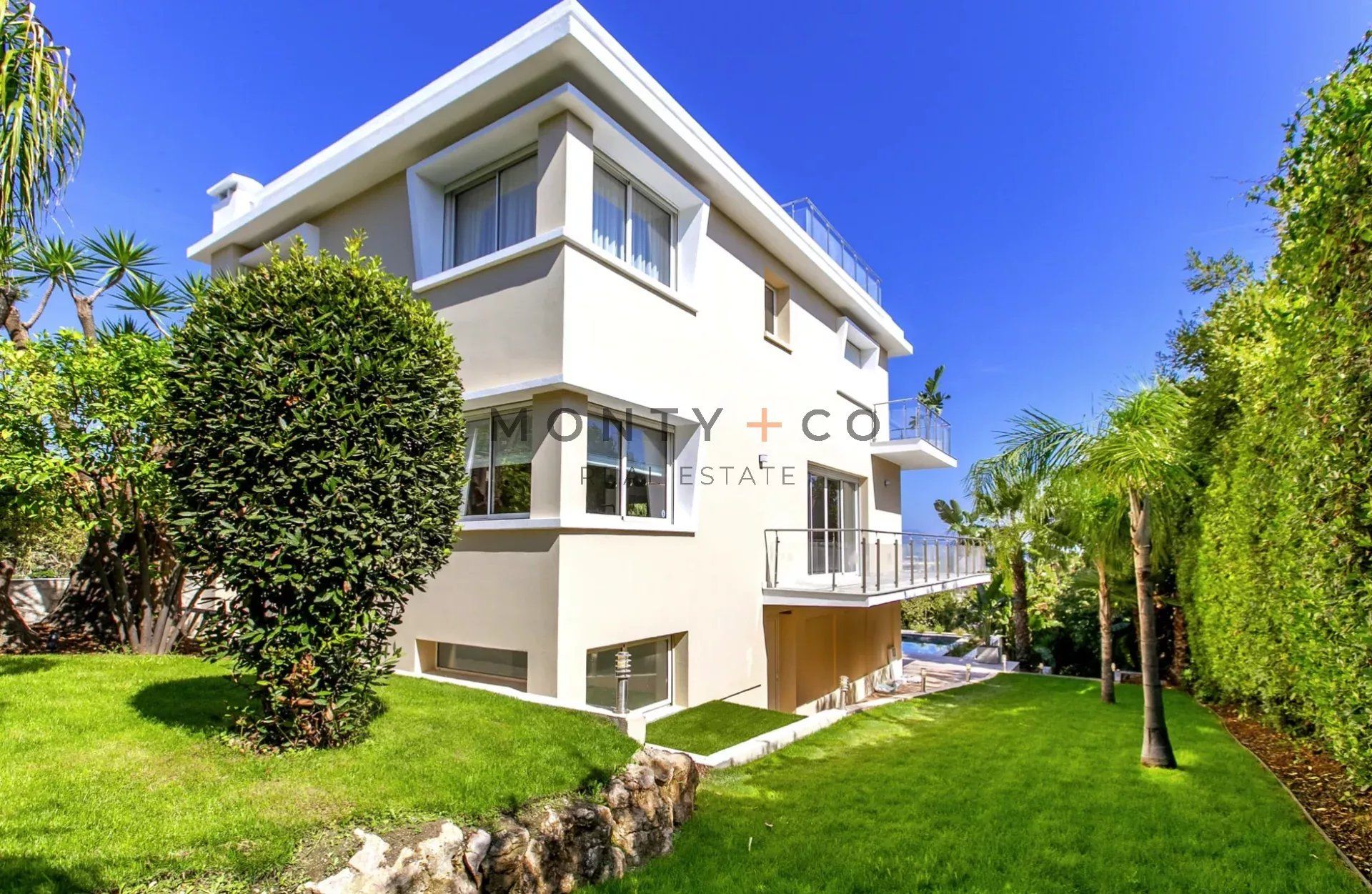 villa 10 Rooms for sale on Antibes (06160)