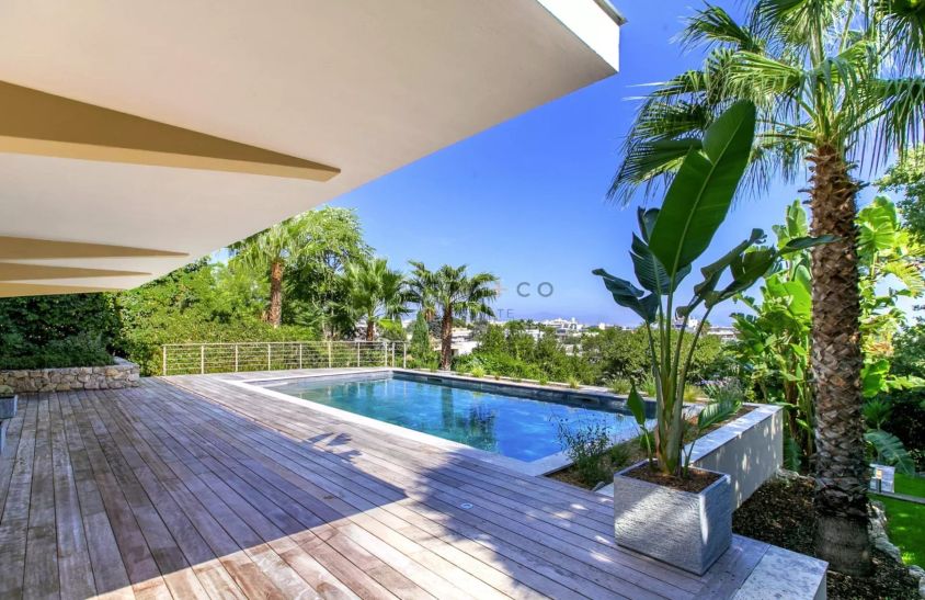 villa 10 Rooms for sale on Antibes (06160)