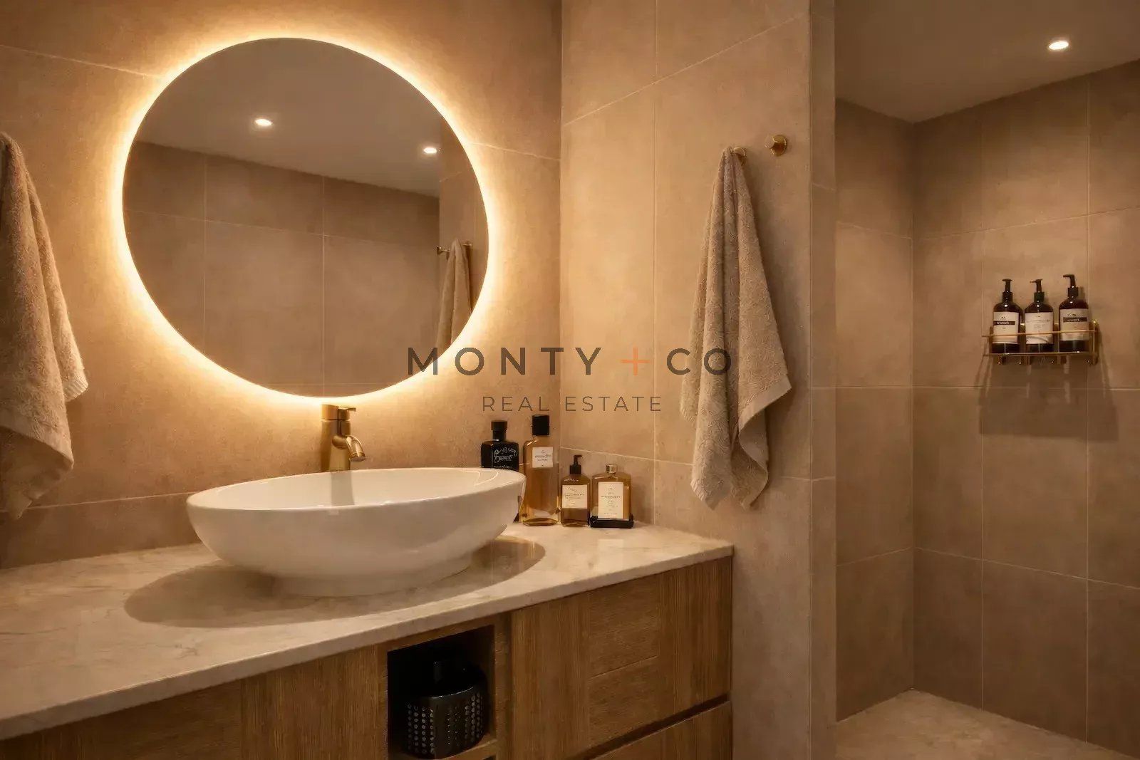 apartment 5 Rooms for sale on Saint-Tropez (83990)