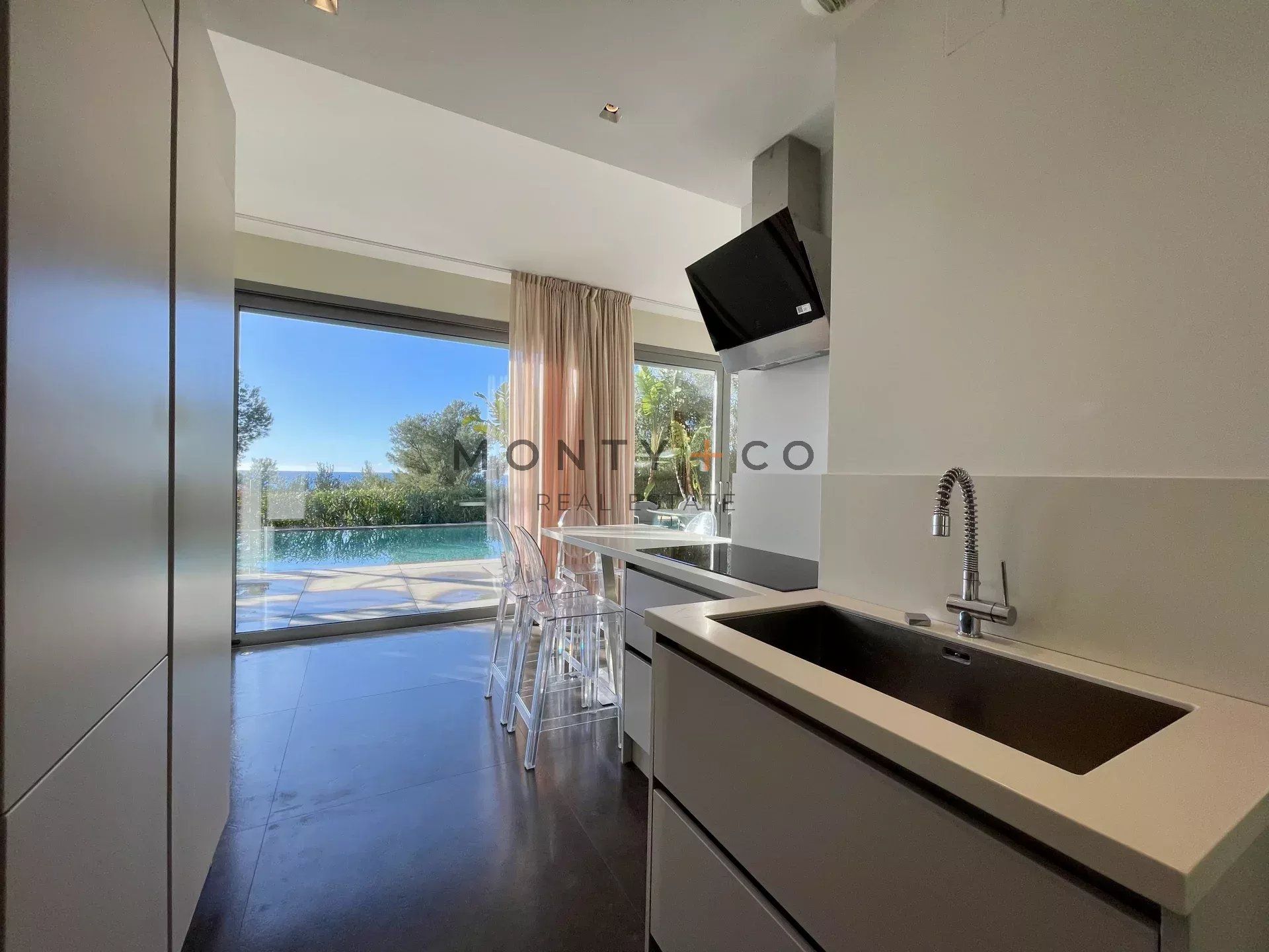 villa for seasonal rent on Cap-d'Ail (06320)
