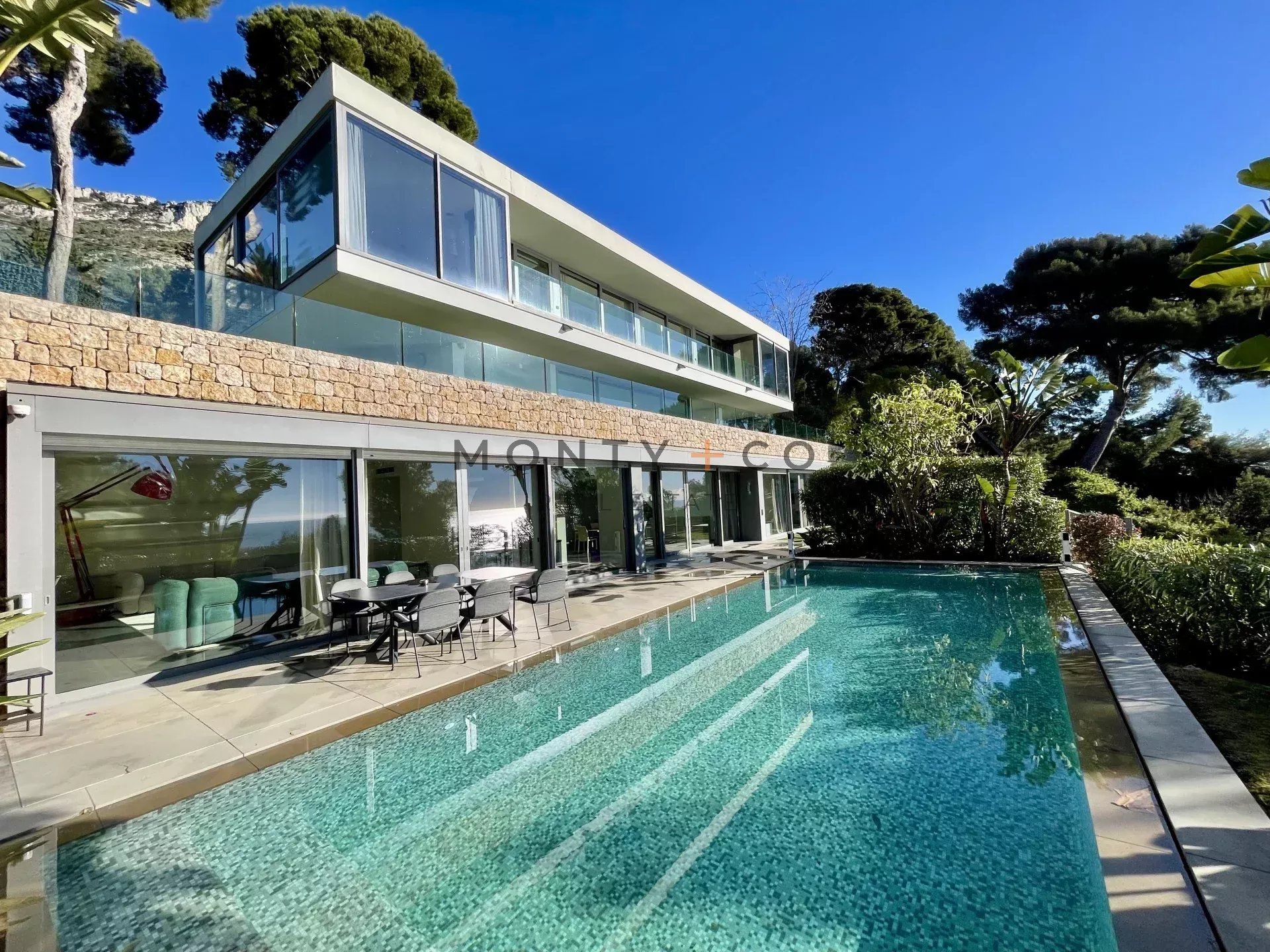 villa for seasonal rent on Cap-d'Ail (06320)