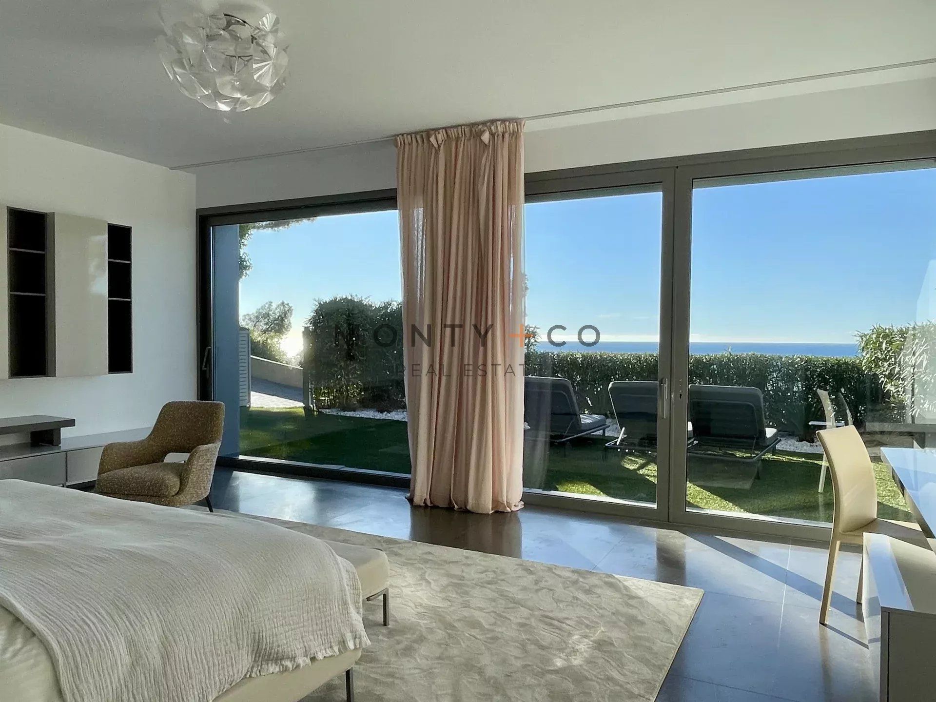 villa for seasonal rent on Cap-d'Ail (06320)