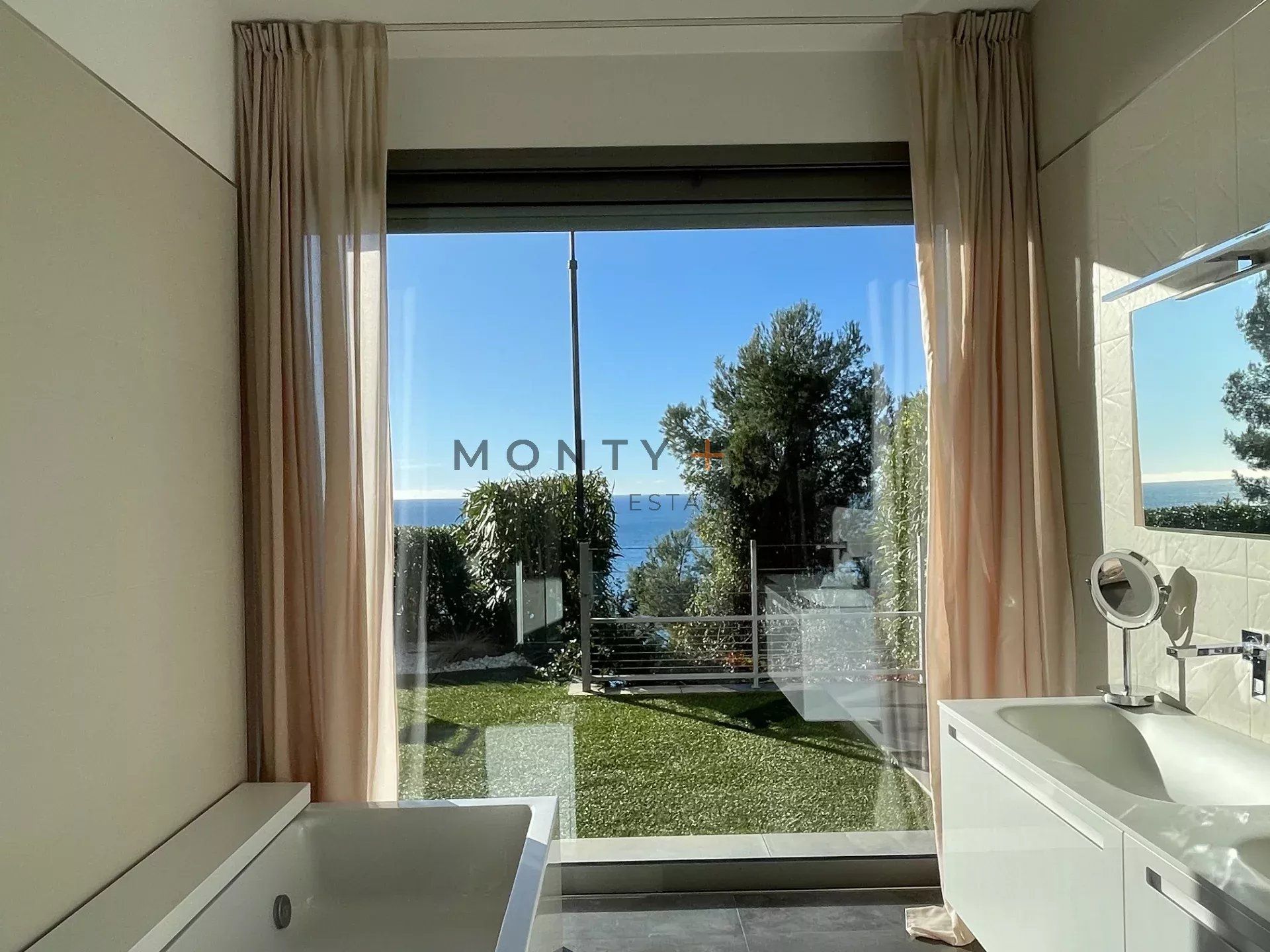 villa for seasonal rent on Cap-d'Ail (06320)