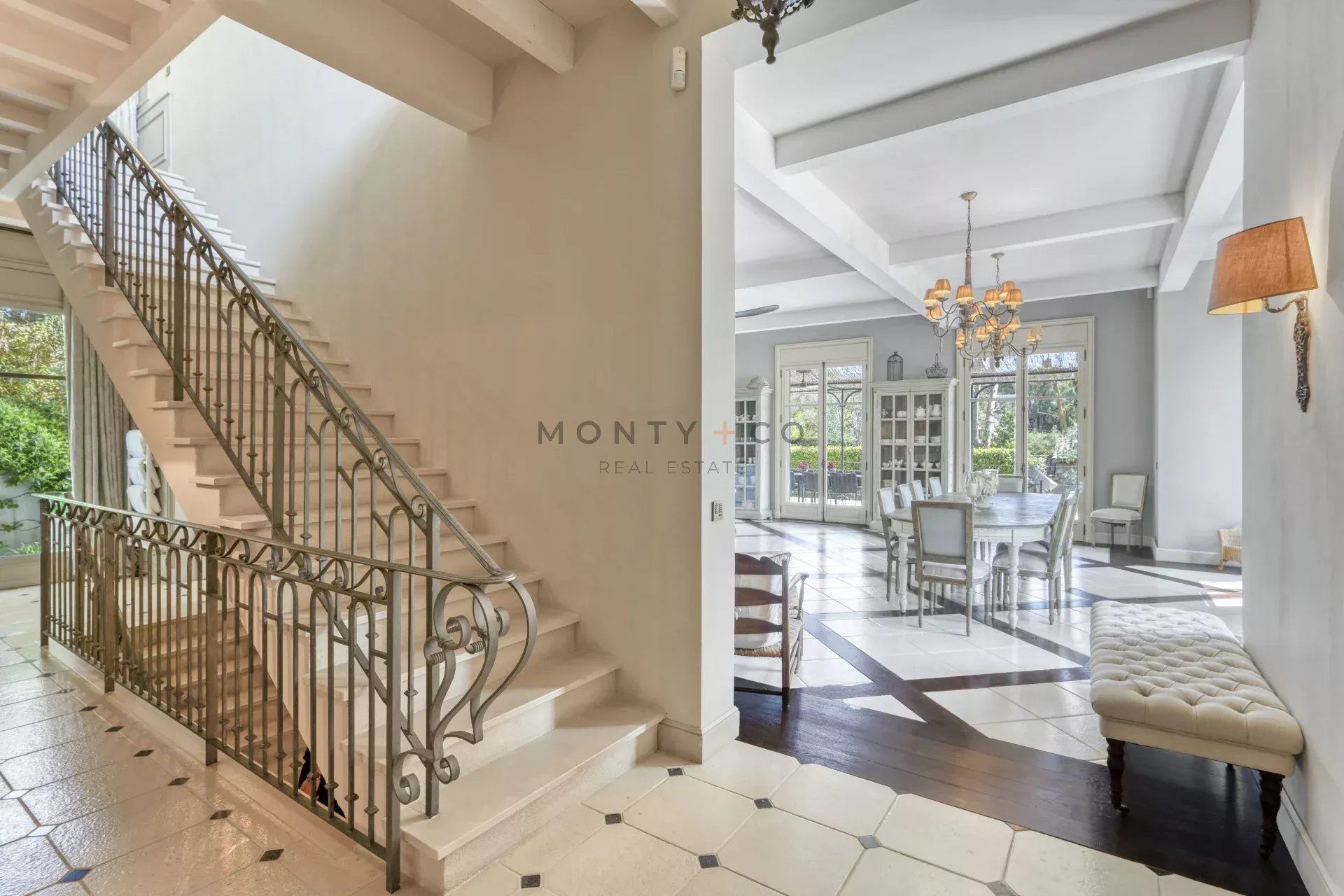 villa for sale on Antibes (06160)