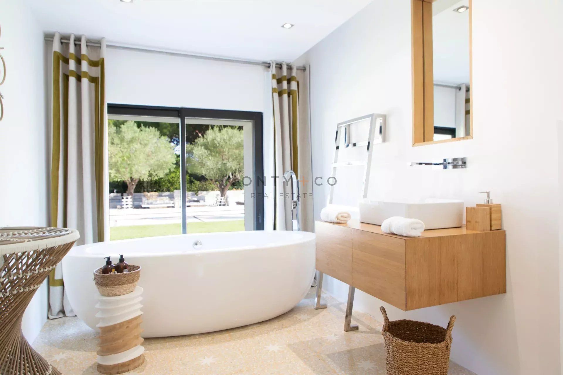 villa for seasonal rent on Saint-Tropez (83990)