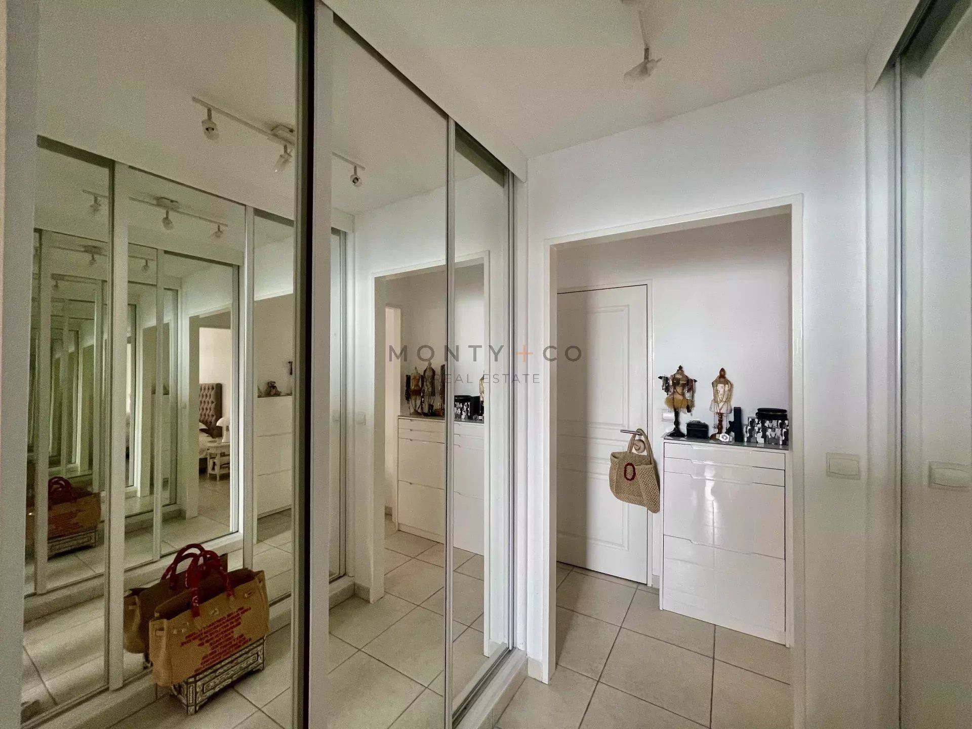 apartment 5 Rooms for sale on Beausoleil (06240)