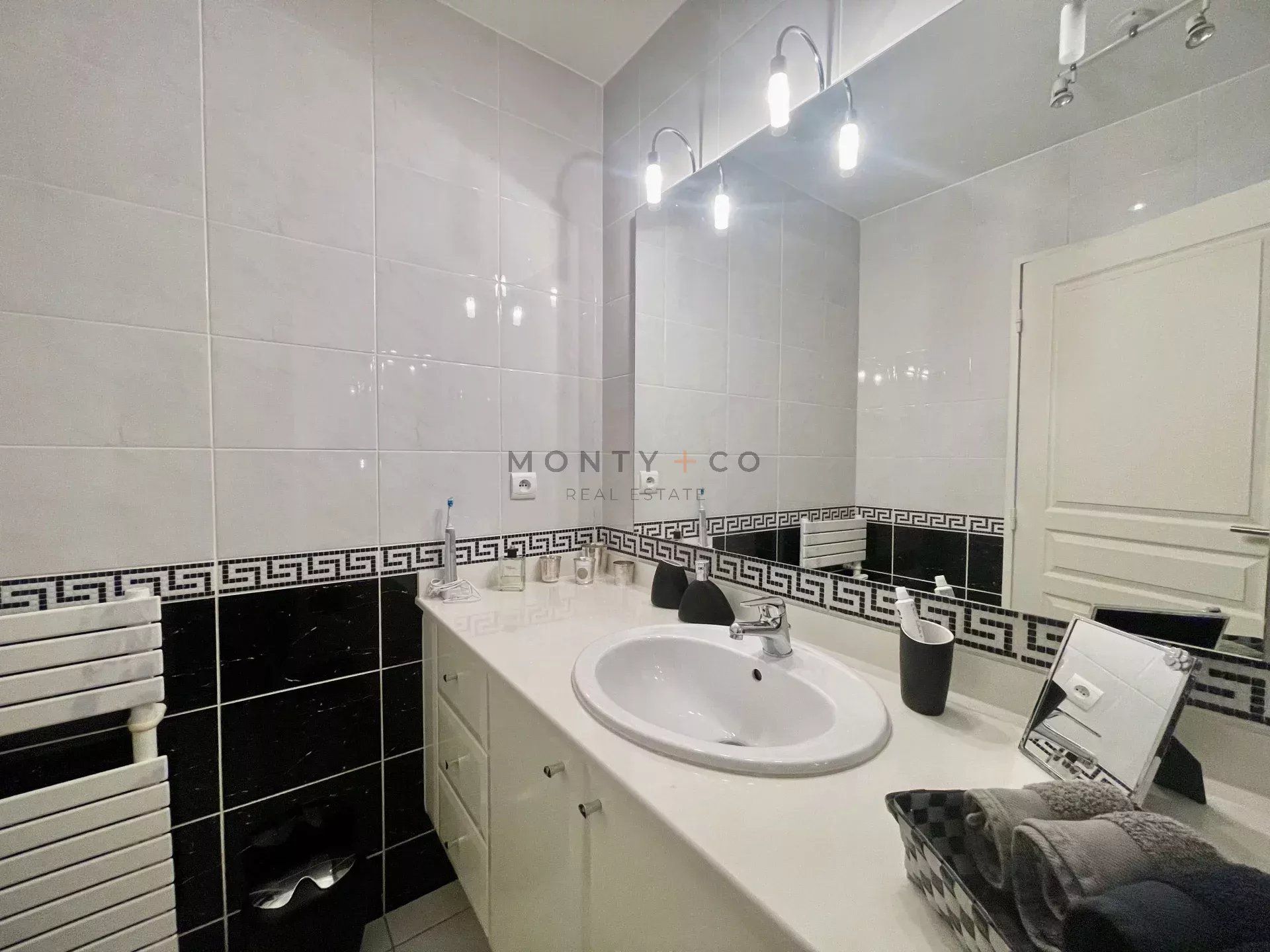 apartment 5 Rooms for sale on Beausoleil (06240)